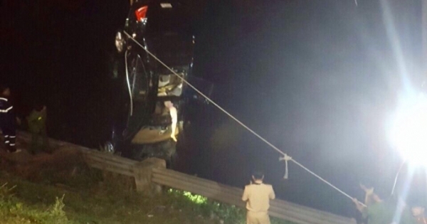 Hà Nam: Danh tính 2 người tử vong trong vụ xe ô tô con nghi mất lái lao xuống trạm bơm