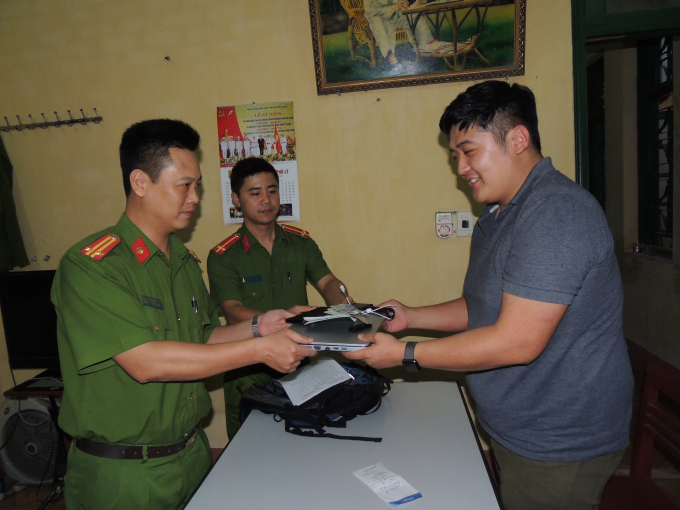 C&ocirc;ng an phường L&ecirc; Hồng Phong trả lại t&agrave;i sản cho anh Lee Okjin.