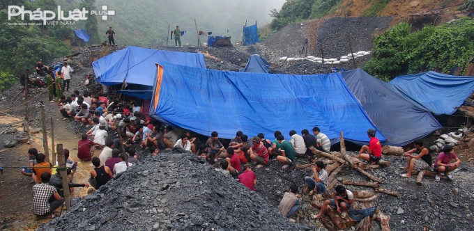 Đợt truy qu&eacute;t của c&ocirc;ng an tỉnh Quảng Nam tại c&aacute;c hầm v&agrave;ng tr&aacute;i ph&eacute;p.