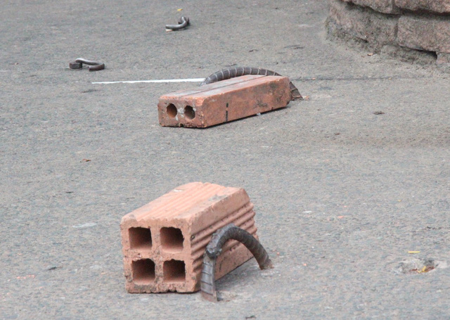 Những m&oacute;c sắt sau đ&oacute; được người d&acirc;n ch&egrave;n tạm c&aacute;c vi&ecirc;n gạch