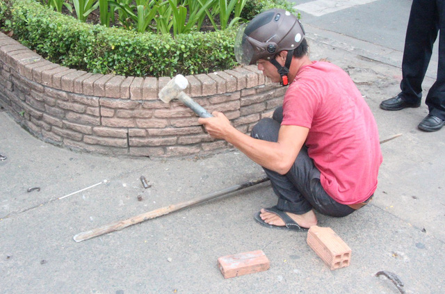 M&oacute;c sắt sau đ&oacute; đ&atilde; được cắt bỏ.