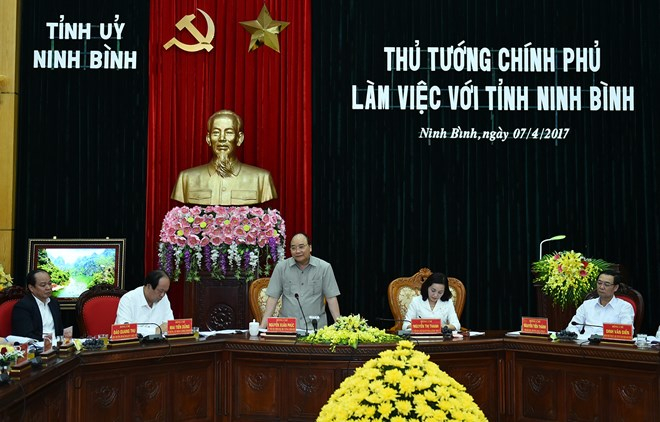 Thủ tướng l&agrave;m việc với l&atilde;nh đạo tỉnh Ninh B&igrave;nh.