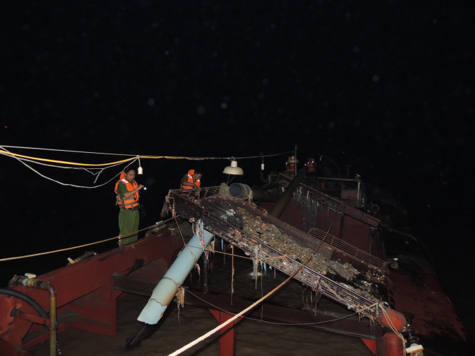 Chiếc t&agrave;u bị bắt quả tang khi đang h&uacute;t c&aacute;t tr&aacute;i ph&eacute;p. (Ảnh: C&ocirc;ng an H&agrave; Nam)