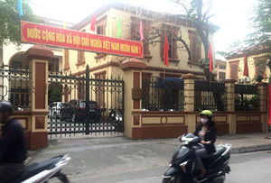 Nh&agrave; thầu kiến nghị đặt c&acirc;u hỏi về việc B&ecirc;n mời thầu ph&aacute;t h&agrave;nh HSMT bằng &ldquo;cửa sau&rdquo; cho 3 nh&agrave; thầu, cố t&igrave;nh g&acirc;y kh&oacute; dễ cho nh&agrave; thầu kh&aacute;c. Ảnh: B&ugrave;i Linh.