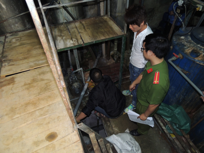 C&ocirc;ng ty TNHH First Young Products INC sử dụng 2 m&aacute;y bơm để xả nước thải chưa qua xử l&yacute; ra m&ocirc;i trường. (Ảnh: C&ocirc;ng an H&agrave; Nam)