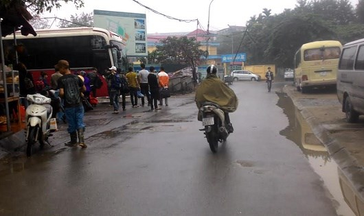 Nhiều người chờ xếp đồ để l&ecirc;n xe.