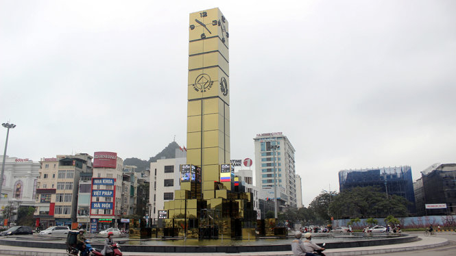 Cột đồng hồ 35 tỉ&nbsp;giữa l&ograve;ng th&agrave;nh phố Hạ Long - Ảnh: C.Văn