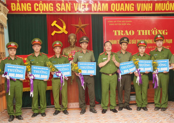 Ph&oacute; Gi&aacute;m đốc C&ocirc;ng an tỉnh trao thưởng cho tập thể, c&aacute; nh&acirc;n C&ocirc;ng an huyện Hiệp Ho&agrave;.