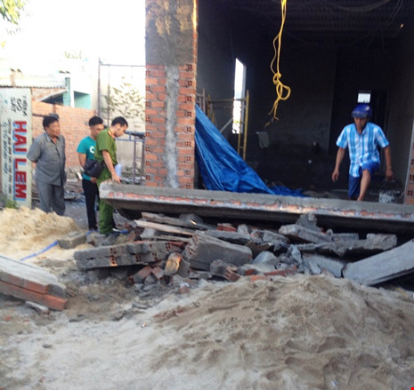 Lực lượng c&ocirc;ng an kh&aacute;m nghiệm hiện trường vụ sập đan b&ecirc; t&ocirc;ng l&agrave;m hai người thương vong ở TP Nha Trang.