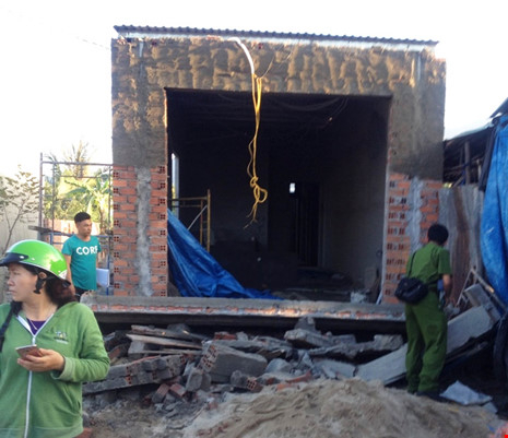 Hiện trường vụ sập đan b&ecirc; t&ocirc;ng l&agrave;m hai người thương vong.