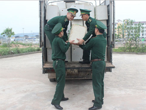 Lực lượng chức năng thu giữ h&agrave;ng chục ngh&igrave;n quả trứng g&agrave; nhập lậu