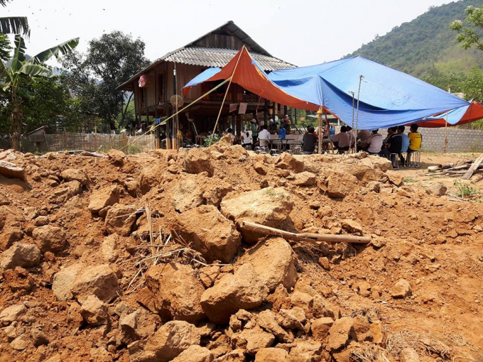 Ngay sau đ&oacute; ch&aacute;u b&eacute; được gia lo hậu sự.