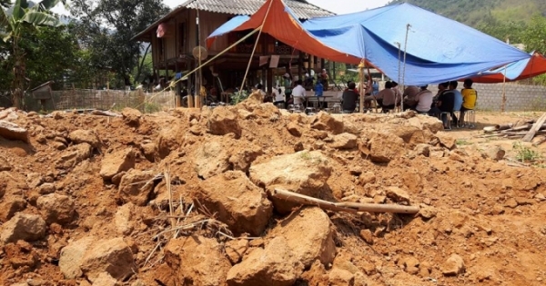 Hòa Bình: Lái máy xúc lùi không quan sát, cháu bé tử vong thương tâm