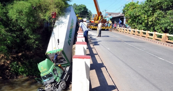 Xe container tông đổ lan cầu, lao xuống sông