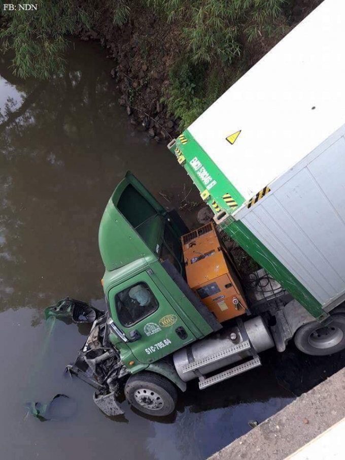 Một phần đầu k&eacute;o nằm dưới s&ocirc;ng. (ảnh: Facebook Người Đồng Nai)