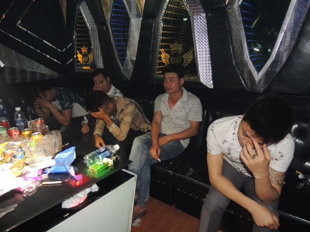 H&agrave; Nam: Bắt quả tang 10 đối tượng sử dụng chất ma t&uacute;y tại qu&aacute;n karaoke