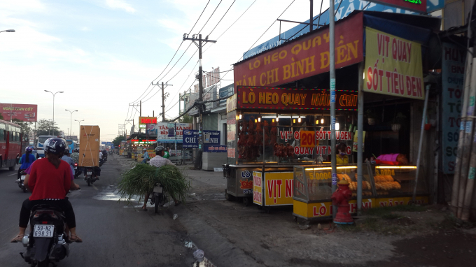 Vỉa h&egrave; dọc QL1A đi qua địa phận x&atilde; T&acirc;n Ki&ecirc;n, TT. T&acirc;n T&uacute;c thuộc địa b&agrave;n huyện B&igrave;nh Ch&aacute;nh lu&ocirc;n xuất hiện t&igrave;nh trạng b&agrave;y b&aacute;n ng&agrave;y tr&ecirc;n đường