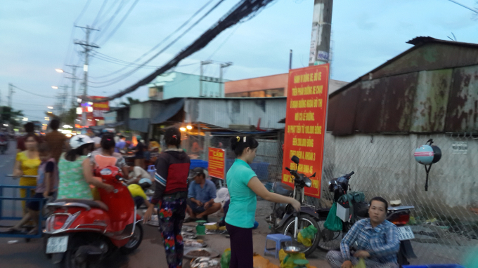 Việc lấn chiếm xảy ra hi&ecirc;n ngang bất chấp biển cấm ngay sau lưng.