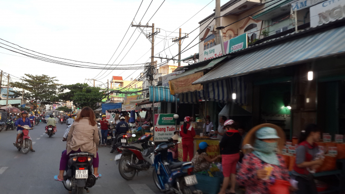 Họp chợ tr&ecirc;n tuyến tuyến An Nhơn T&acirc;y &ndash; Hưng Long tr&agrave;n xuống đường.