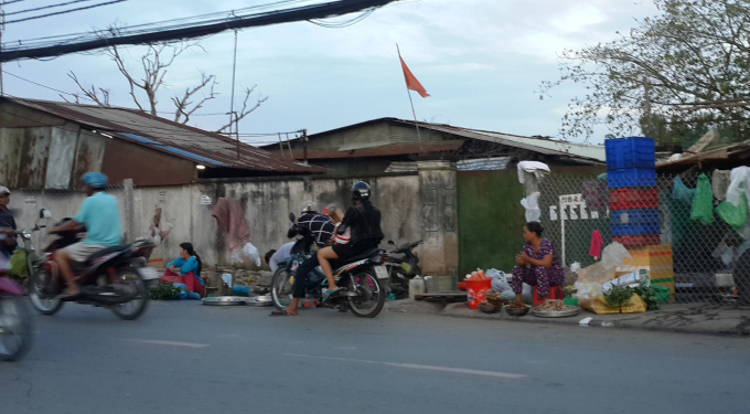 Bu&ocirc;n b&aacute;n ngay tr&ecirc;n vỉa h&egrave; v&agrave; tr&agrave;n xuống l&ograve;ng lề đường.