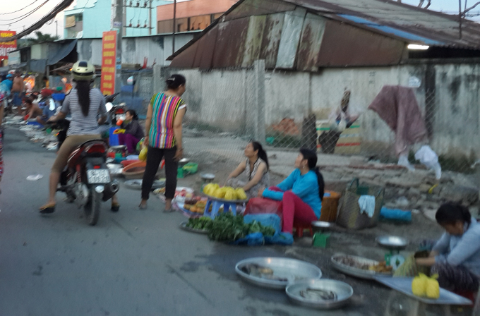 L&ograve;ng đường đối diện chợ Thuận Đạt (Hưng Long, Ấp 6, x&atilde; Hưng Long, H. B&igrave;nh Ch&aacute;nh) bị chiếm dụng bu&ocirc;n b&aacute;n.