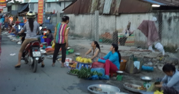 Lập lại trật tự lòng lề đường ở TP HCM: Nơi quyết liệt, chỗ cầm chừng