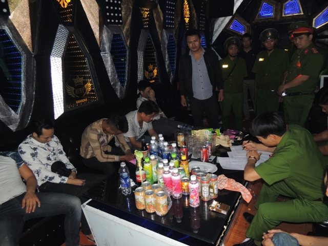 Ph&ograve;ng Cảnh s&aacute;t quản l&yacute; h&agrave;nh ch&iacute;nh về trật tự x&atilde; hội, C&ocirc;ng an tỉnh H&agrave; Nam kiểm tra qu&aacute;n karaoke Rubi, th&ocirc;n T&uacute;, x&atilde; Duy Minh (Duy Ti&ecirc;n, H&agrave; Nam). (Ảnh: C&ocirc;ng an H&agrave; Nam)