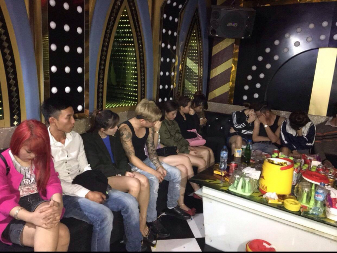 C&aacute;c đối tượng sử dụng tr&aacute;i ph&eacute;p chất ma t&uacute;y tại qu&aacute;n karaoke&nbsp;&ldquo;Fantasy&rdquo;. (Ảnh: C&ocirc;ng an H&agrave; Nam)