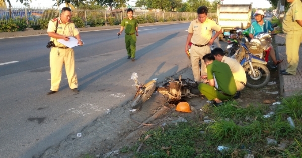 TP HCM: Lái xe máy rồi tự ngã, hai người thương vong