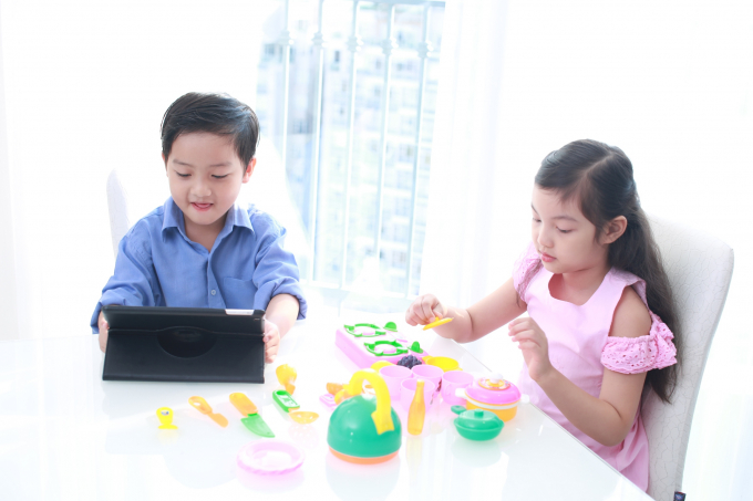 Bố kh&ocirc;ng chia sẻ việc bếp n&uacute;c với mẹ c&oacute; thể trở th&agrave;nh tấm gương xấu cho con c&aacute;i: con trai kh&ocirc;ng biết chia sẻ việc bếp n&uacute;c với người th&acirc;n, con g&aacute;i lu&ocirc;n lủi thủi trong bếp.