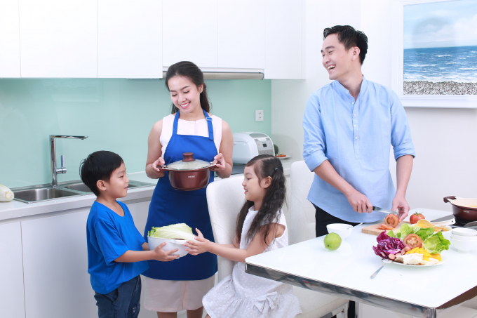 Những khoảnh khắc hạnh ph&uacute;c, l&atilde;ng mạn thực sự của một tổ ấm bắt nguồn ch&iacute;nh từ gian bếp.