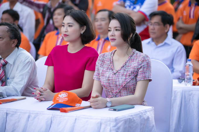 L&yacute; Nh&atilde; Kỳ khoe vẻ thần th&aacute;i h&uacute;t hồn d&ugrave; chạy 3 show 1 ng&agrave;y