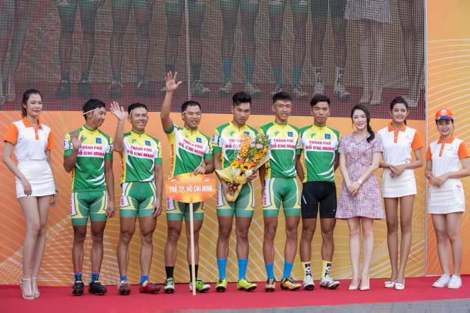 L&yacute; Nh&atilde; Kỳ khoe vẻ thần th&aacute;i h&uacute;t hồn d&ugrave; chạy 3 show 1 ng&agrave;y