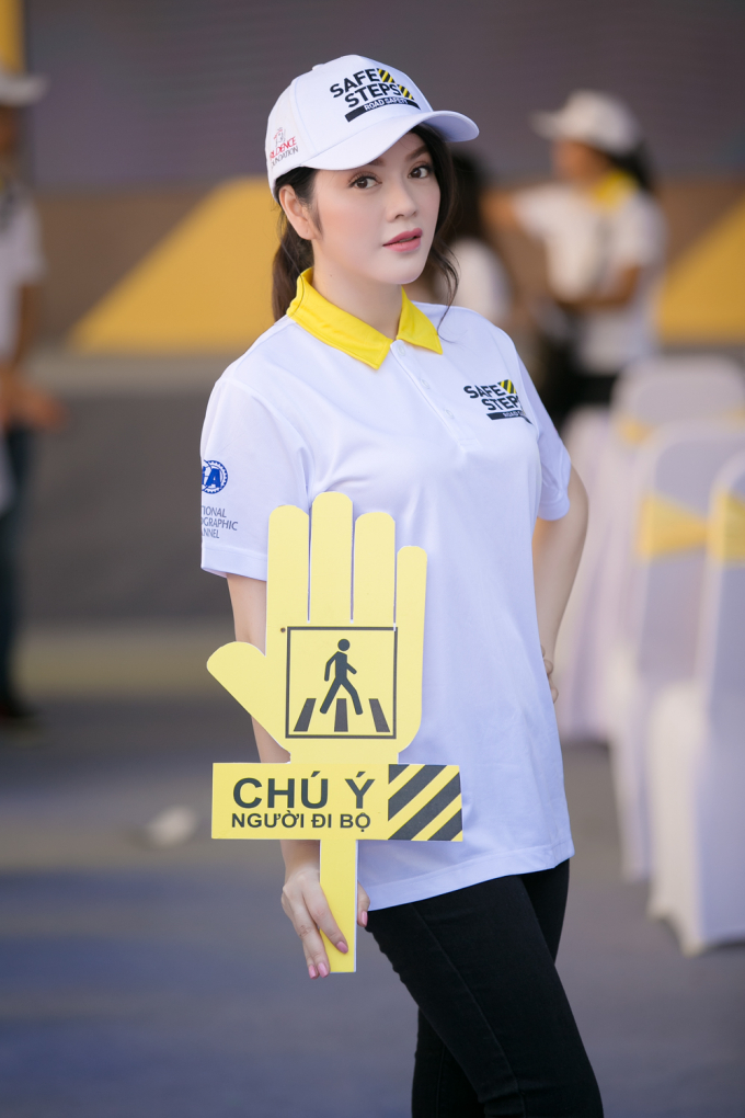 L&yacute; Nh&atilde; Kỳ khoe vẻ thần th&aacute;i h&uacute;t hồn d&ugrave; chạy 3 show 1 ng&agrave;y