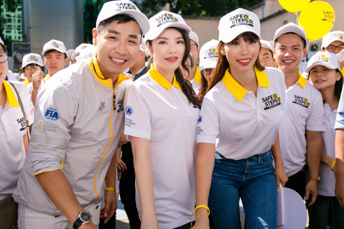 L&yacute; Nh&atilde; Kỳ khoe vẻ thần th&aacute;i h&uacute;t hồn d&ugrave; chạy 3 show 1 ng&agrave;y