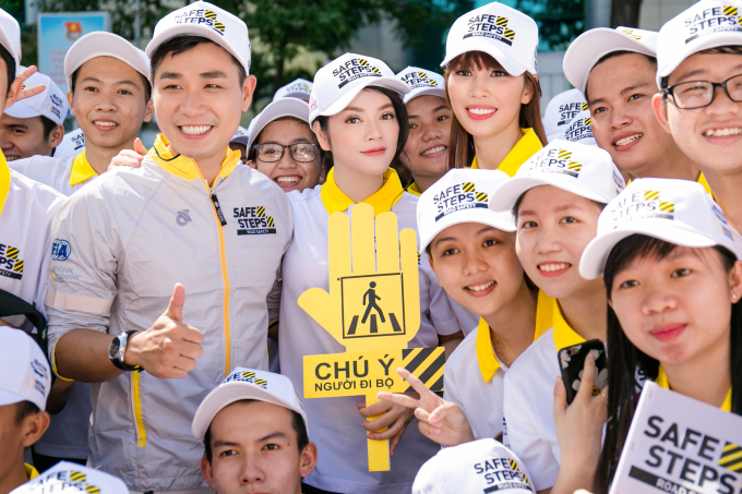 L&yacute; Nh&atilde; Kỳ khoe vẻ thần th&aacute;i h&uacute;t hồn d&ugrave; chạy 3 show 1 ng&agrave;y