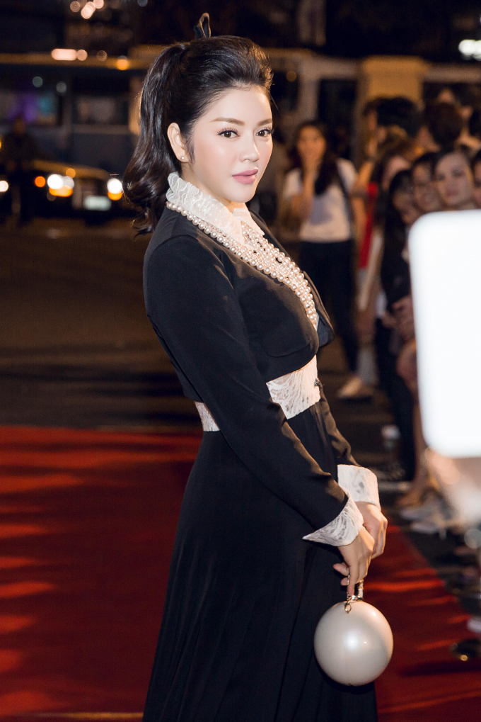 L&yacute; Nh&atilde; Kỳ khoe vẻ thần th&aacute;i h&uacute;t hồn d&ugrave; chạy 3 show 1 ng&agrave;y