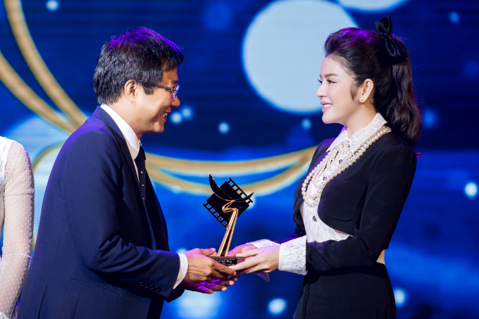 L&yacute; Nh&atilde; Kỳ khoe vẻ thần th&aacute;i h&uacute;t hồn d&ugrave; chạy 3 show 1 ng&agrave;y