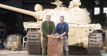 Phát hiện 25 kg vàng giấu trong bình xăng xe tăng cổ