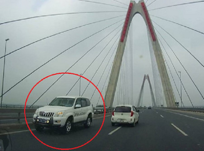 Xe &ocirc; t&ocirc; biển xanh đi ngược chiều tr&ecirc;n cầu Nhật T&acirc;n (Ảnh cắt từ clip).