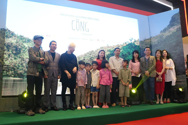 Đạo diễn Lương Đ&igrave;nh Dũng (mặc vest) c&ugrave;ng &ecirc;-k&iacute;p sản xuất phim v&agrave; d&agrave;n diễn vi&ecirc;n trong buổi ra mắt phim. Ảnh: NT.