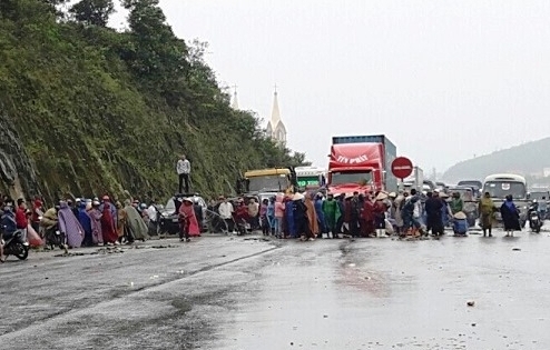 Mức án nào cho những kẻ tụ tập chặn xe trên QL1A?