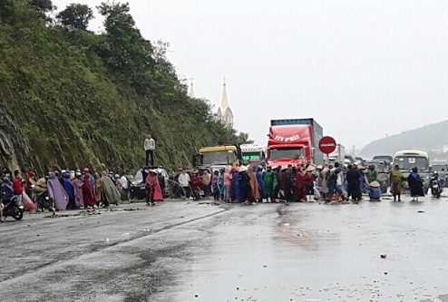 Sự việc b&agrave; con k&eacute;o nhau ra QL 1A chặn xe khiến giao th&ocirc;ng bị &aacute;ch tắc nghi&ecirc;m trọng ng&agrave;y 3/4 vừa qua.