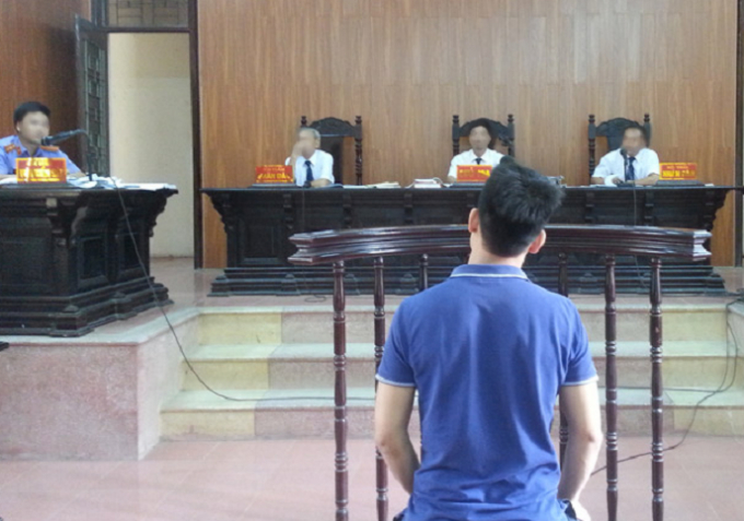 Bị can Tạ Quang Hồng tại phi&ecirc;n t&ograve;a x&eacute;t xử ng&agrave;y 16/5/2016.