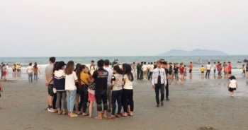 Đã tìm thấy thi thể 1 trong 2 nam sinh chụp ảnh kỉ yếu bị sóng cuốn trôi
