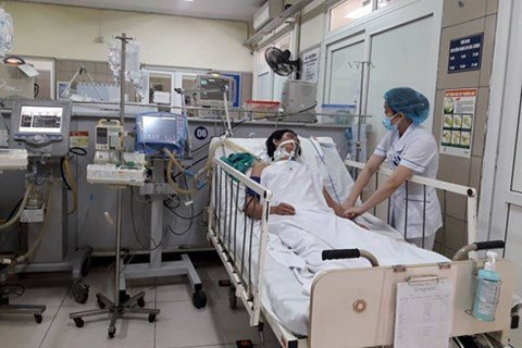 Bệnh nh&acirc;n ngộ độc rượu methanol được điều trị tại Trung t&acirc;m Chống độc - Bệnh viện Bạch Mai.