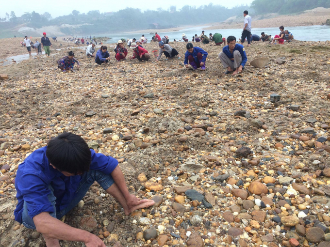 Người d&acirc;n đổ x&ocirc; ra t&igrave;m đ&aacute; qu&yacute; thử vận may.