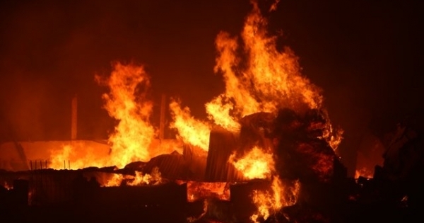 Thanh Hóa: Bão lửa ở kho hàng mây tre đan, hàng trăm công nhân tháo chạy