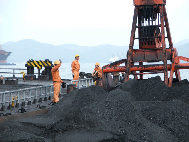 EVN nợ TKV chủ yếu l&agrave; tiền mua than cho c&aacute;c nh&agrave; m&aacute;y điện. Trong ảnh: Hoạt động giao nhận than của TKV - Ảnh: ANH ĐỨC