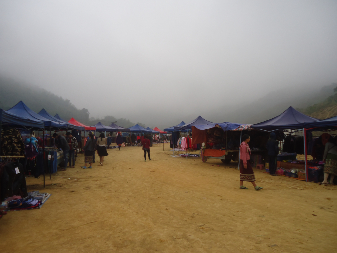 Chợ Nậm X&ocirc;i được thiết kế theo lối kiến tr&uacute;c độc đ&aacute;o của L&agrave;o. Chợ được l&agrave;m bằng những tấm lều vải căng l&ecirc;n tr&ecirc;n b&atilde;i đất trống. Sau phi&ecirc;n chợ, những tấm lều n&agrave;y sẽ được th&aacute;o dỡ. V&agrave;, chợ chỉ diễn ra v&agrave;o s&aacute;ng thứ 7 h&agrave;ng tuần.